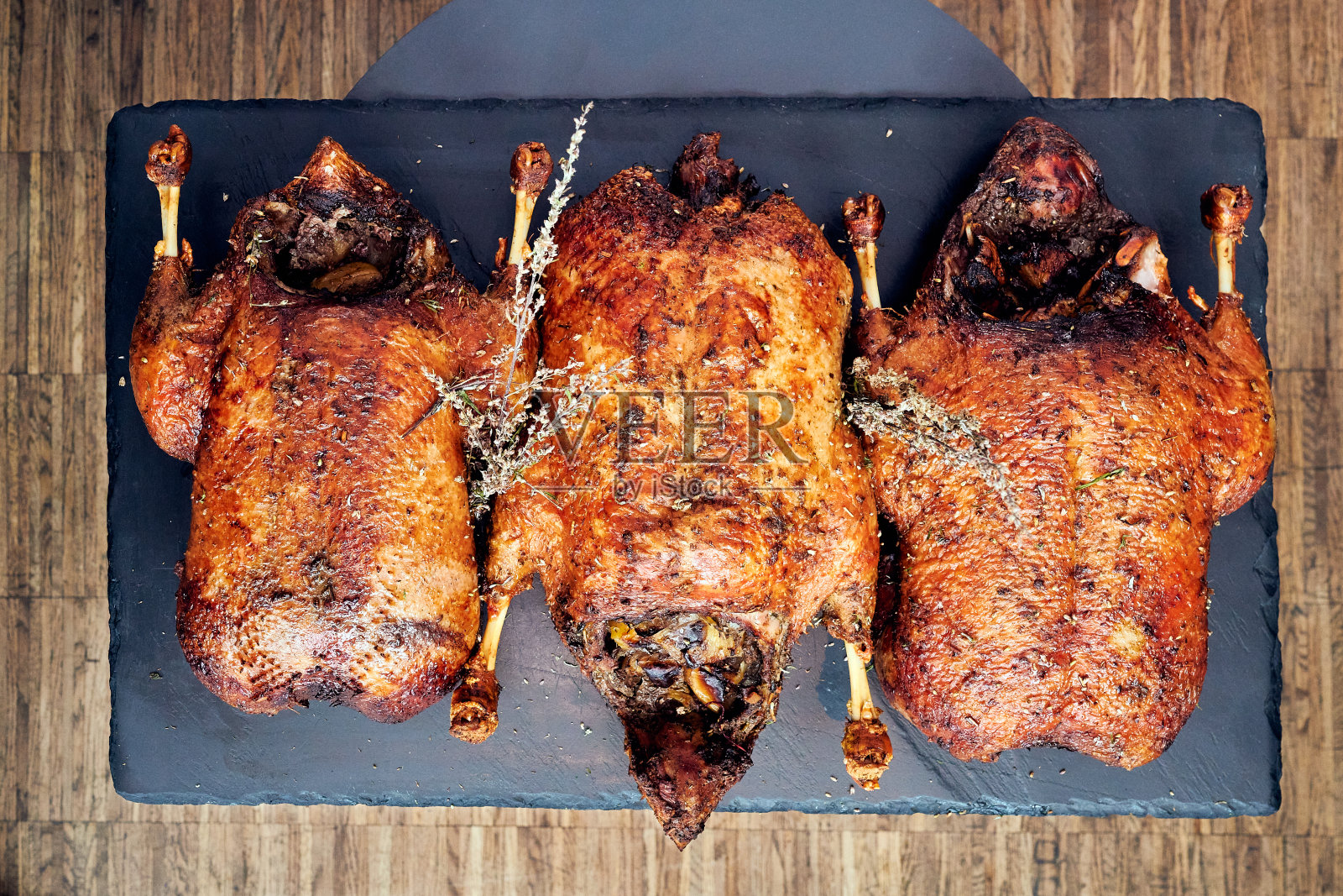 全鸭圣诞配菜照片摄影图片