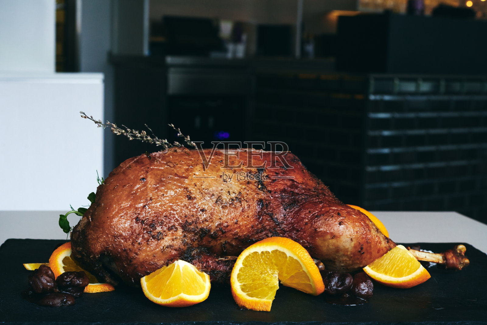 全鸭圣诞配菜照片摄影图片