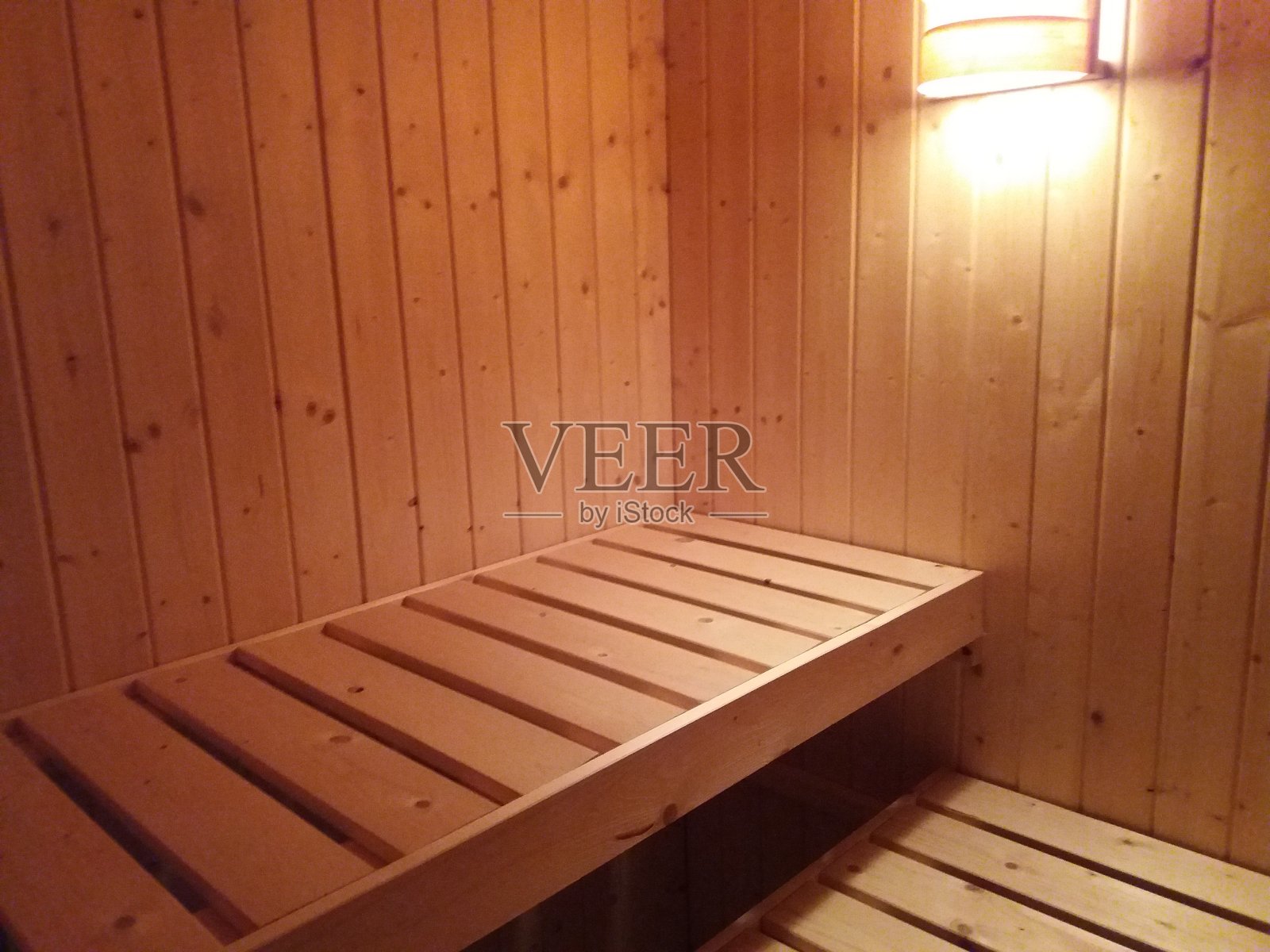 在温暖的灯光下蒸桑拿照片摄影图片