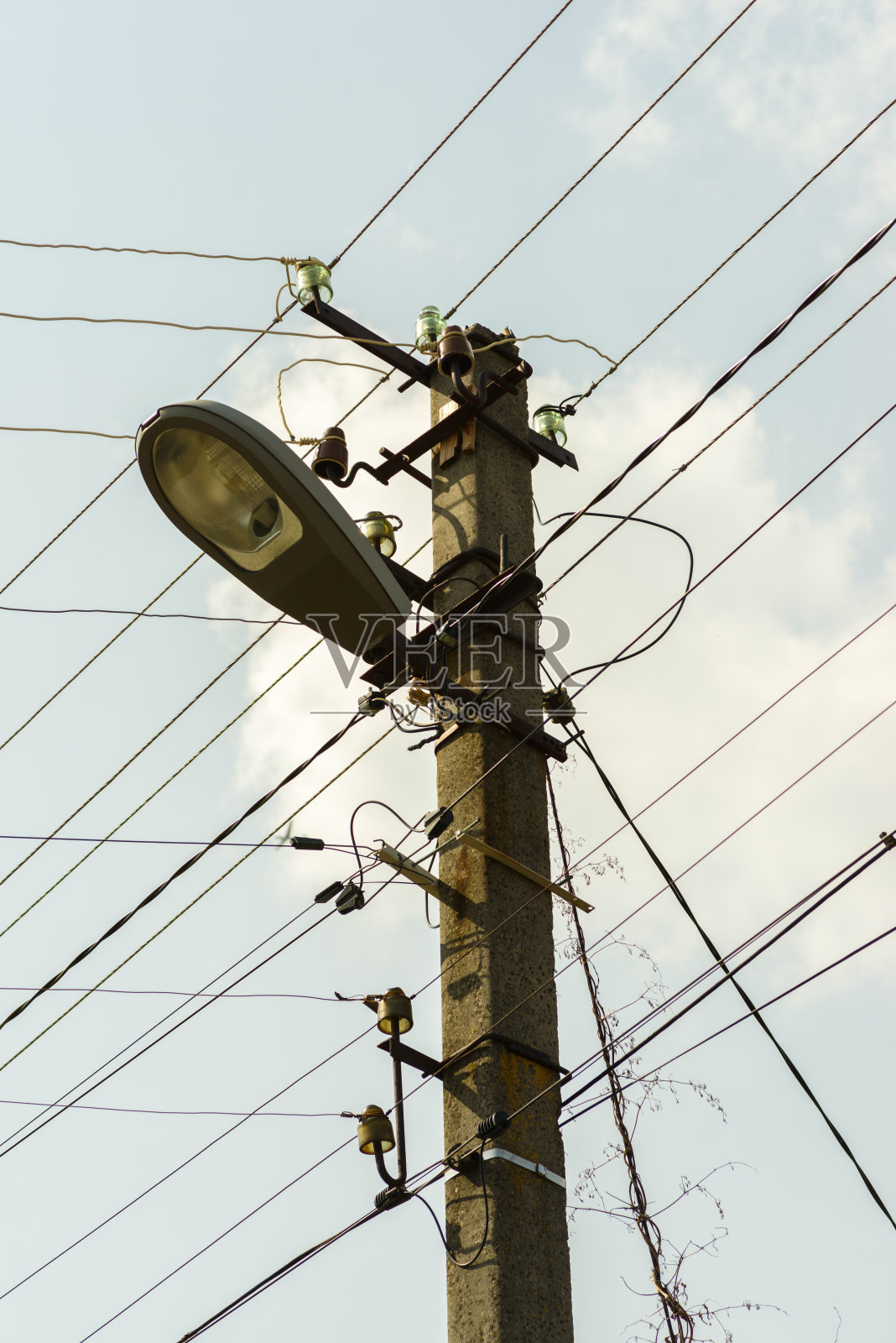 电线杆上的电线和连接照片摄影图片