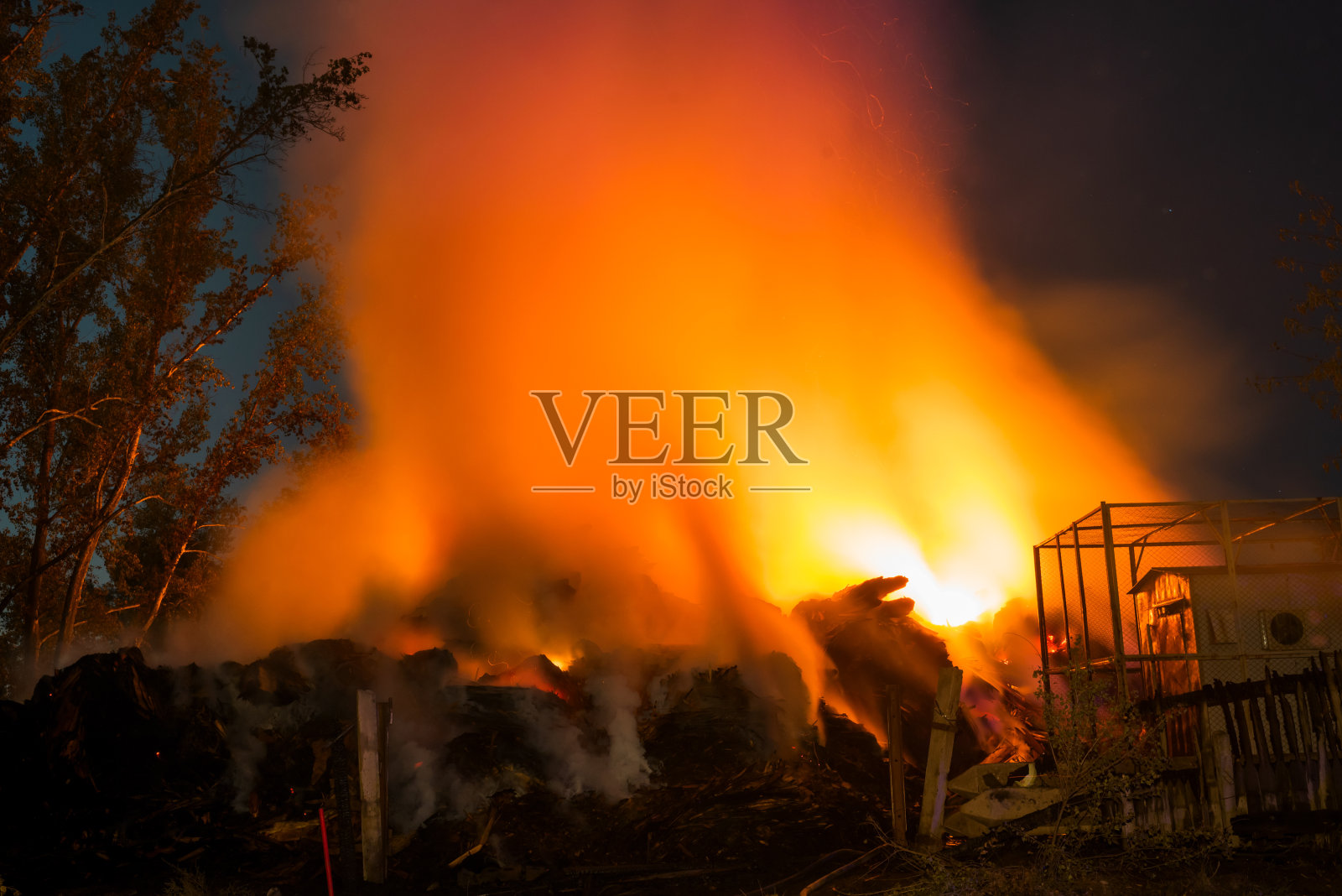 工业生产中的夜火照片摄影图片