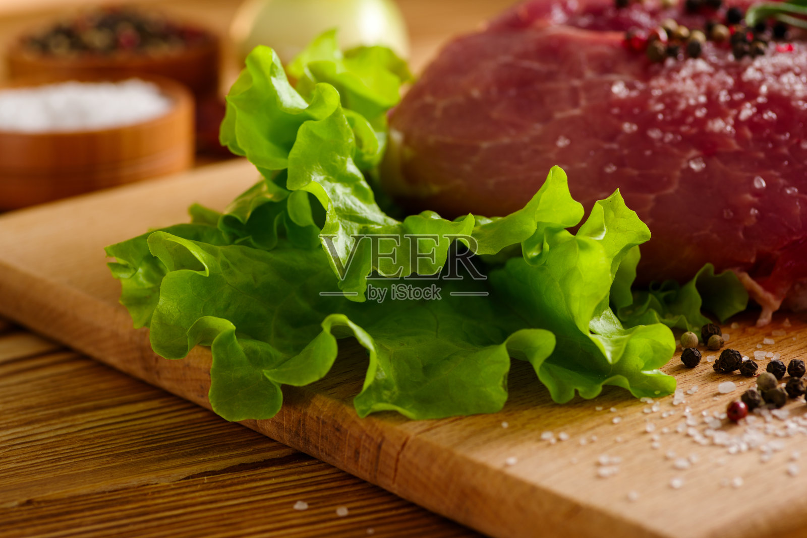 生的新鲜的肉在桌子上烹饪照片摄影图片