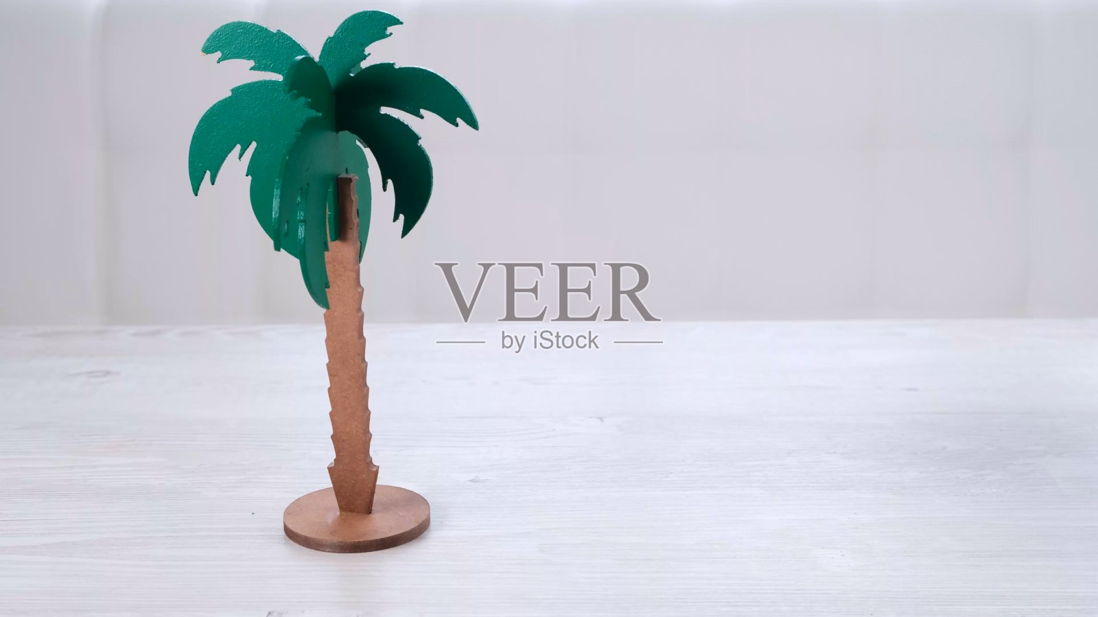 白色木桌上放着人造棕榈树和彩虹肥皂泡。放松和想象概念，童年，假期，娱乐，天气预报照片摄影图片