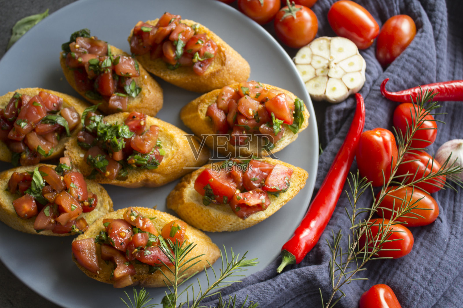 晚餐：番茄意式烤面包照片摄影图片