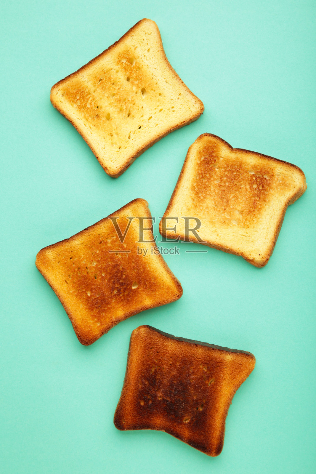 薄荷背景烤面包片照片摄影图片