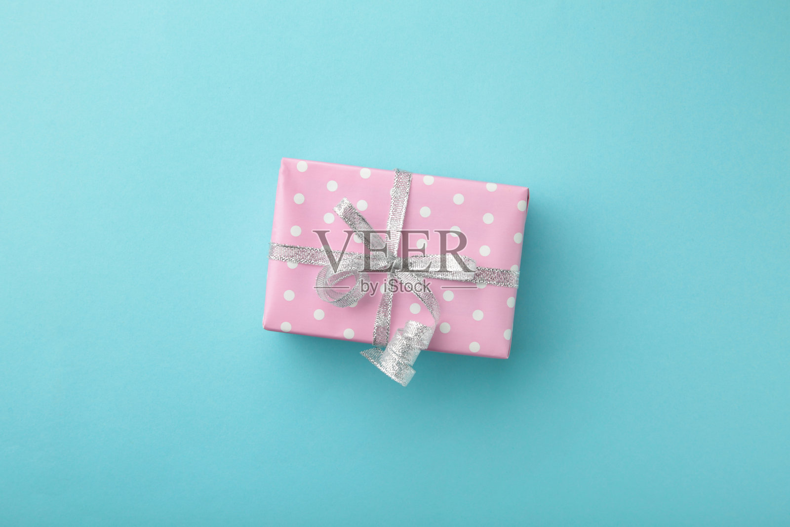 礼物盒上的蓝色背景贺卡节日概念。母亲节快乐照片摄影图片