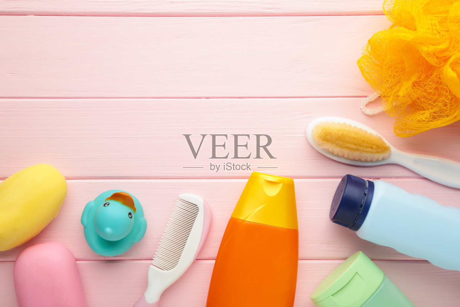 粉色背景的婴儿洗漱用品。有拷贝空间的婴儿沐浴露照片摄影图片