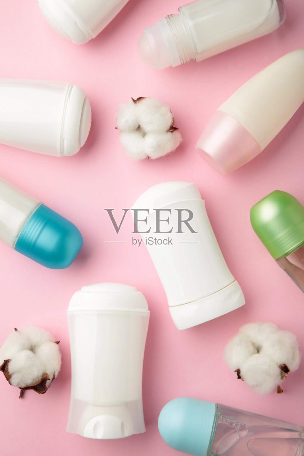 白色除臭剂，粉色底色棉花。垂直与照片摄影图片