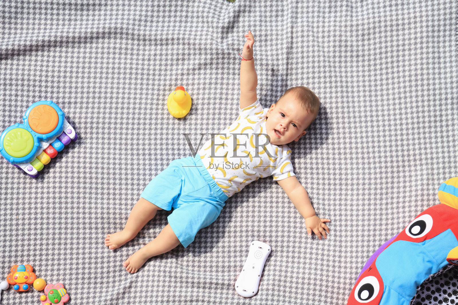 快乐的小男孩照片摄影图片