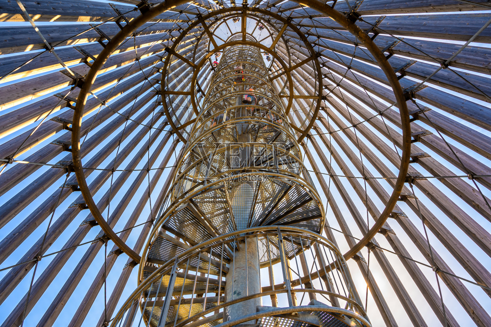 莱比锡附近“cospudener see”教区的瞭望塔照片摄影图片