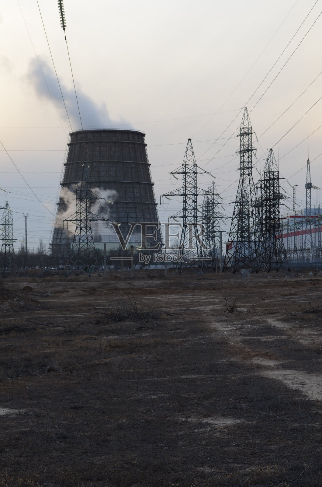 热电站的冷却器与蒸汽靠近电动钻机的视图照片摄影图片