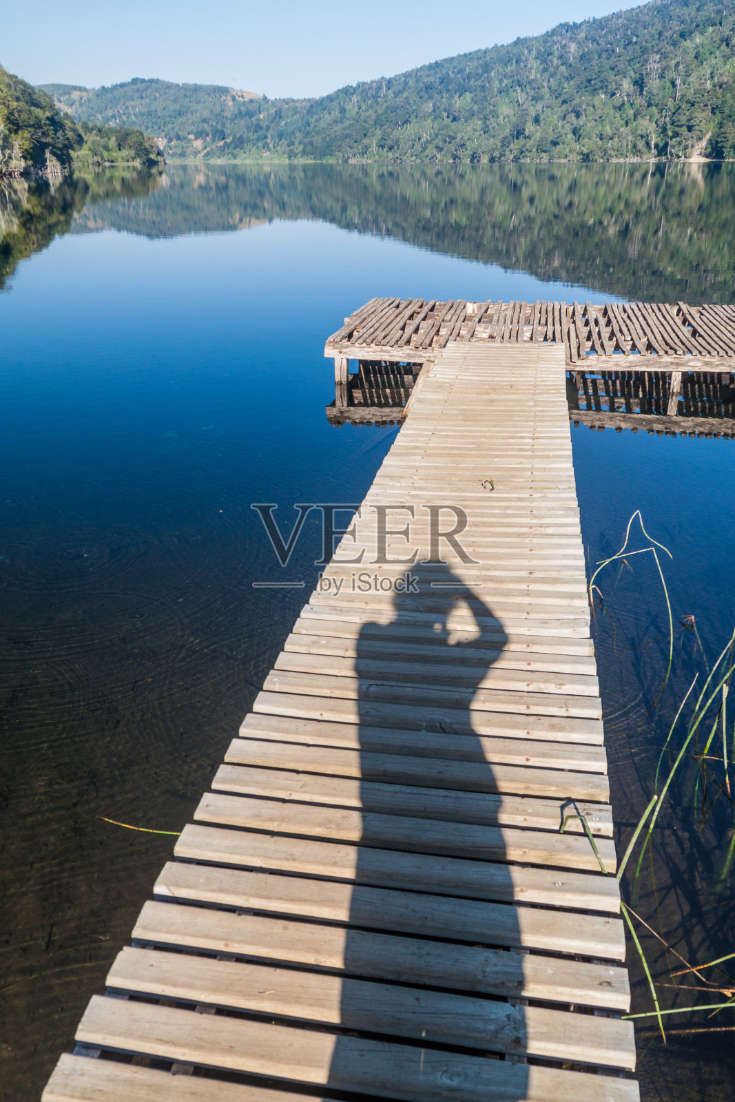 木制码头和摄影师在智利赫尔奎休国家公园的蒂尔基尔科湖剪影照片摄影图片