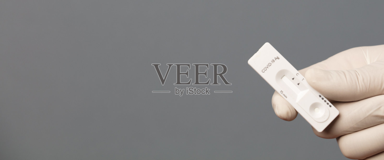 医生手中的COVID-19病毒疾病检测、冠状病毒危机检测、全球大流行爆发、致命的SARS-CoV-2流行、检测试剂盒说明照片摄影图片