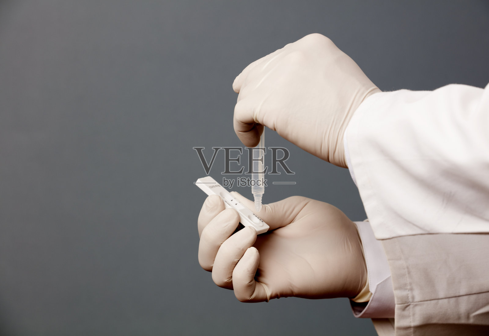 拥有COVID-19抗原检测试剂盒和COVID-19新型冠状病毒病检测试剂盒的医师。SARS-CoV-2冠状病毒实验室卡片试剂盒检测。快速COVID-19测试照片摄影图片