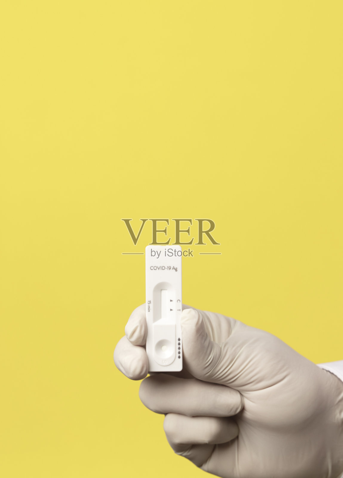 医生手中的COVID-19病毒疾病检测、冠状病毒危机检测、全球大流行爆发、致命的SARS-CoV-2流行、检测试剂盒说明照片摄影图片