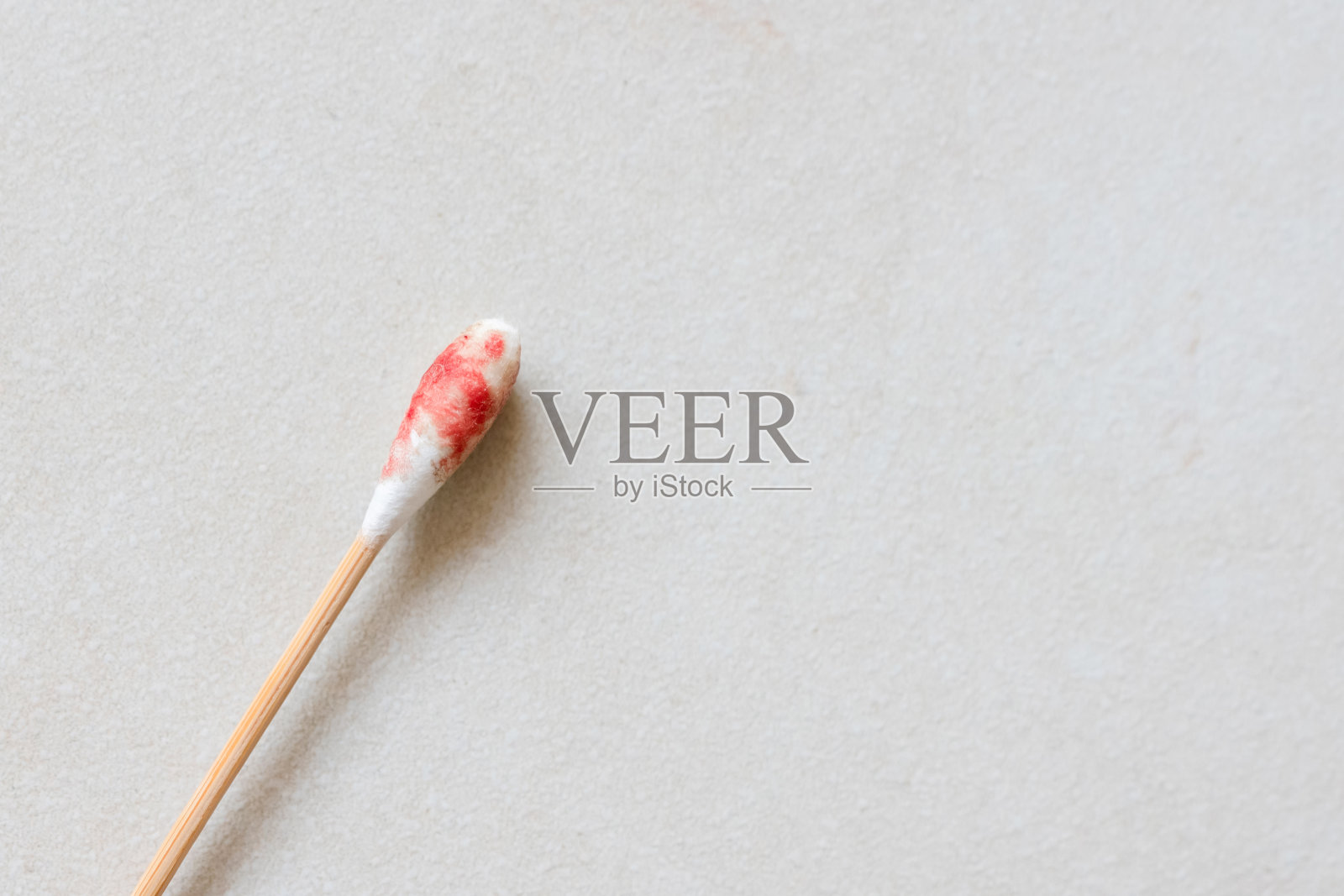 棉签上事故伤口的血迹留下文字空白。照片摄影图片