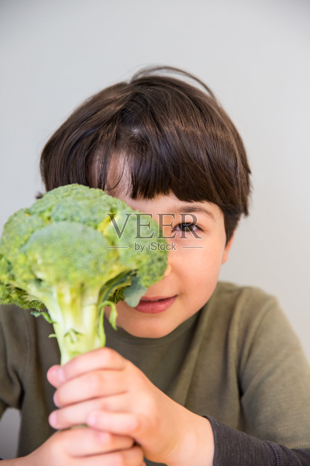 吃西兰花照片摄影图片