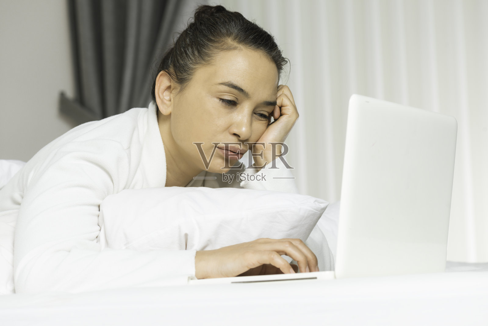 在床上工作照片摄影图片