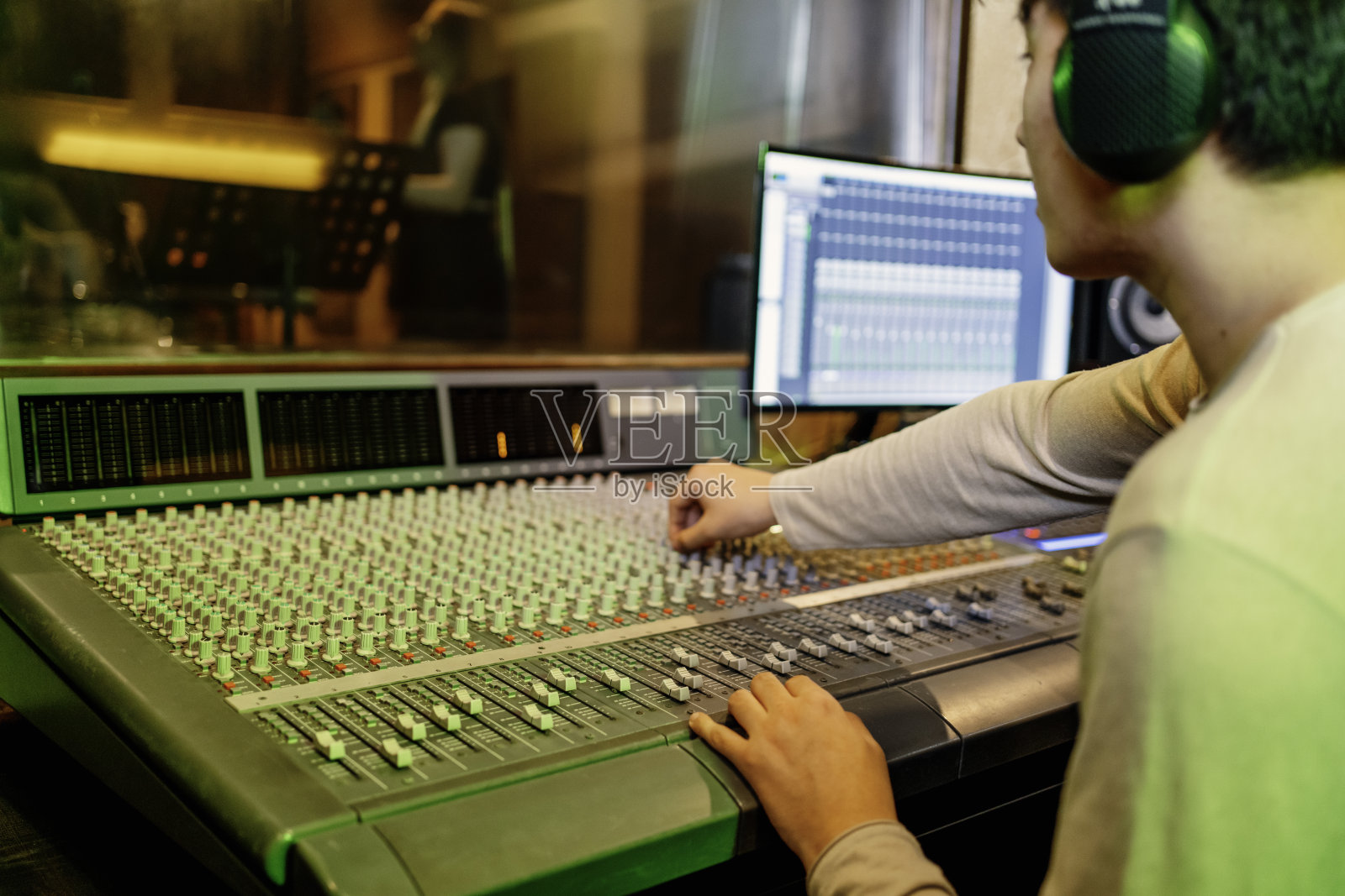 录音室里混音室的音响师照片摄影图片