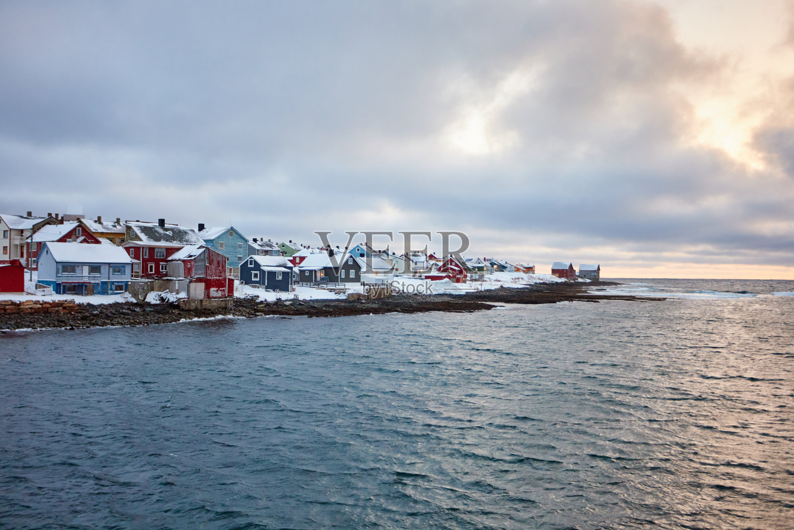 美丽的海滩在冬天有雪和云照片摄影图片
