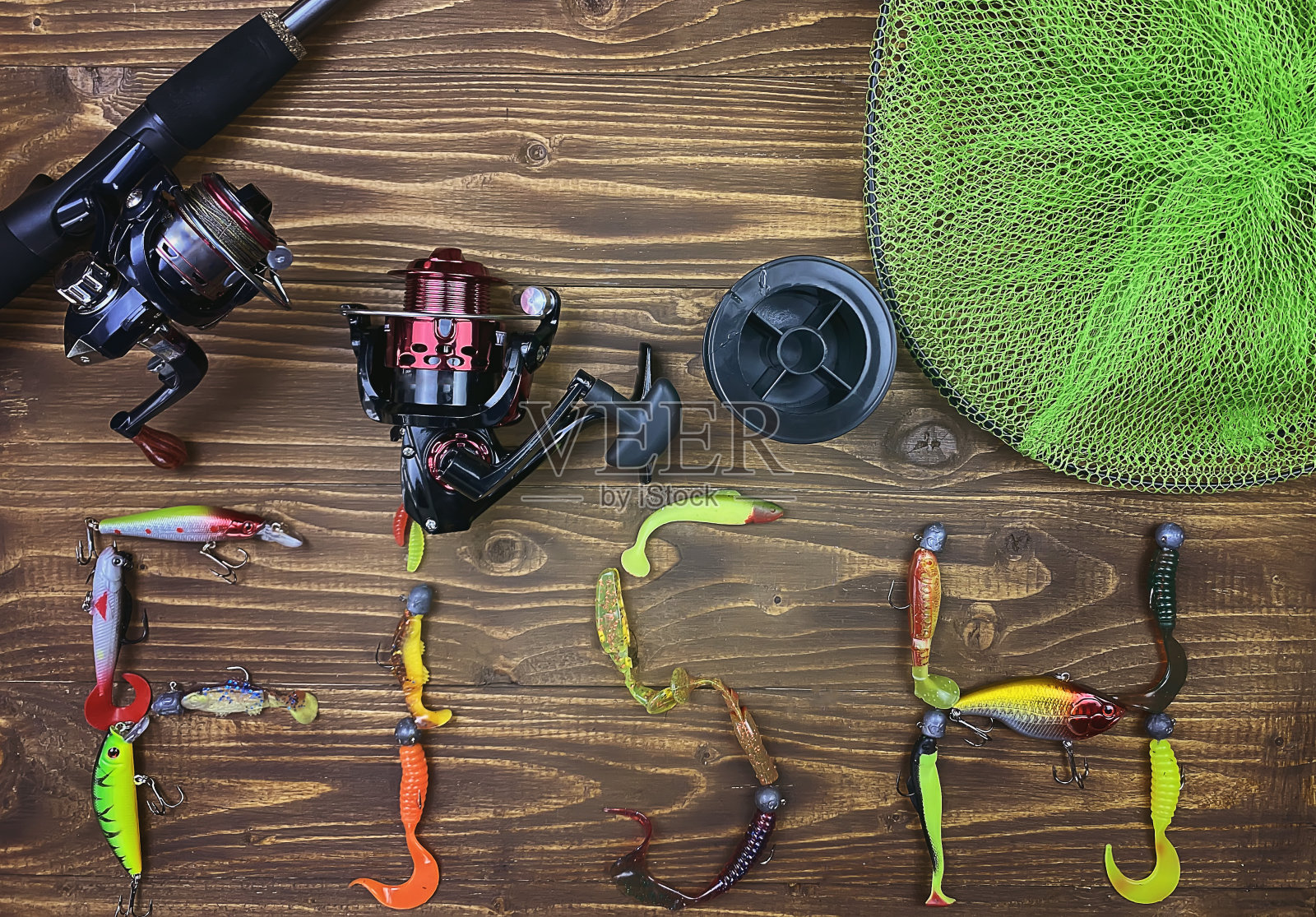 渔具。漂浮，摆动，诱饵钩，在一个木制的背景。有选择性的重点照片摄影图片