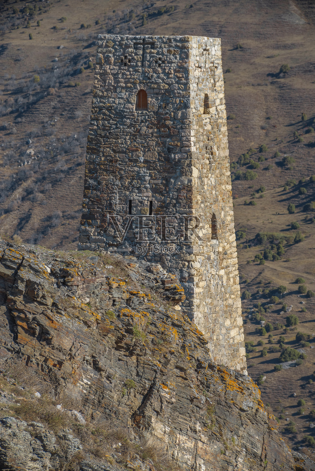 塔在高加索山脉的背景。照片摄影图片