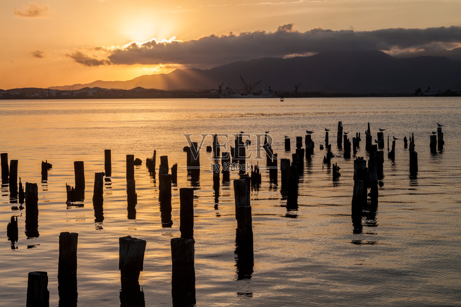 古巴圣地亚哥海边的日落照片摄影图片