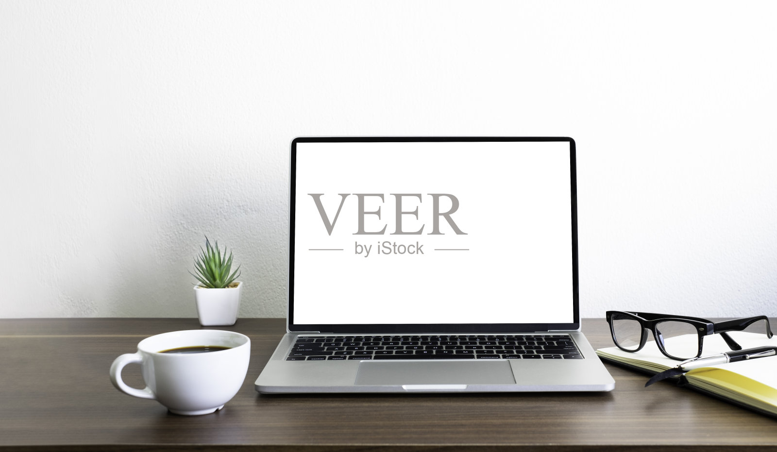 笔记本电脑黑屏木桌办公桌边配有咖啡杯和笔记本电脑，鼠标电脑配有办公用品。商业和财务概念。工作场所，平躺与复印空间。照片摄影图片