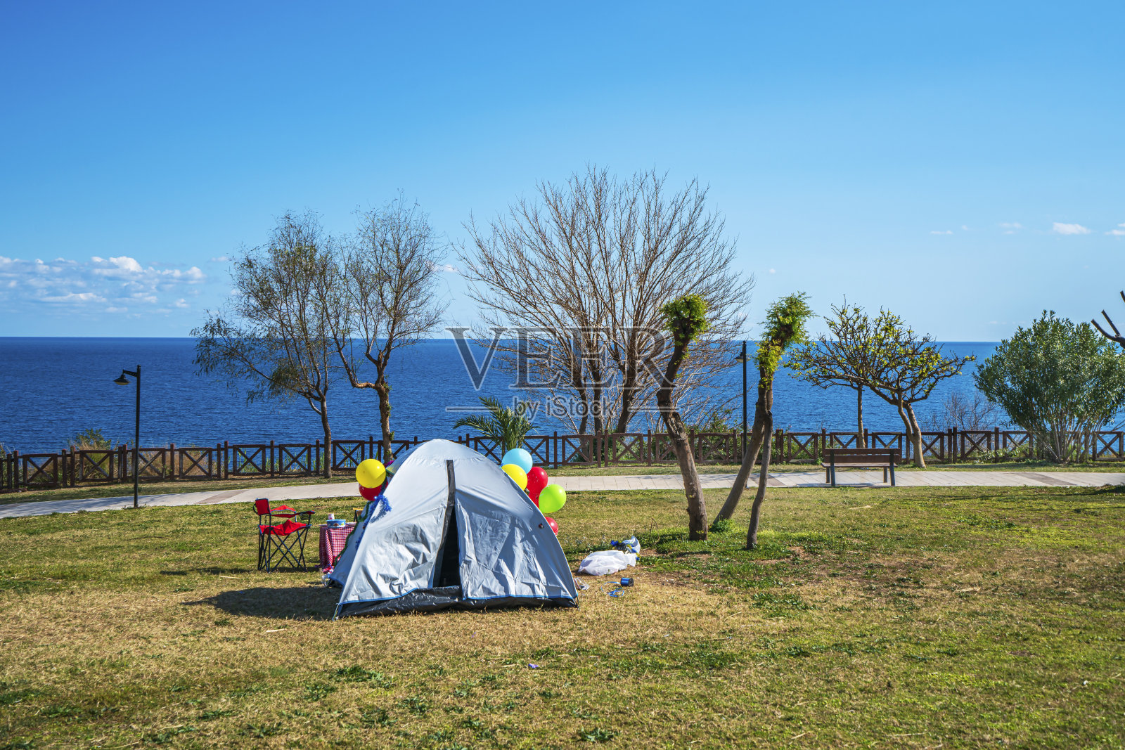 在安塔利亚，公园里的帐篷装饰着气球庆祝活动照片摄影图片