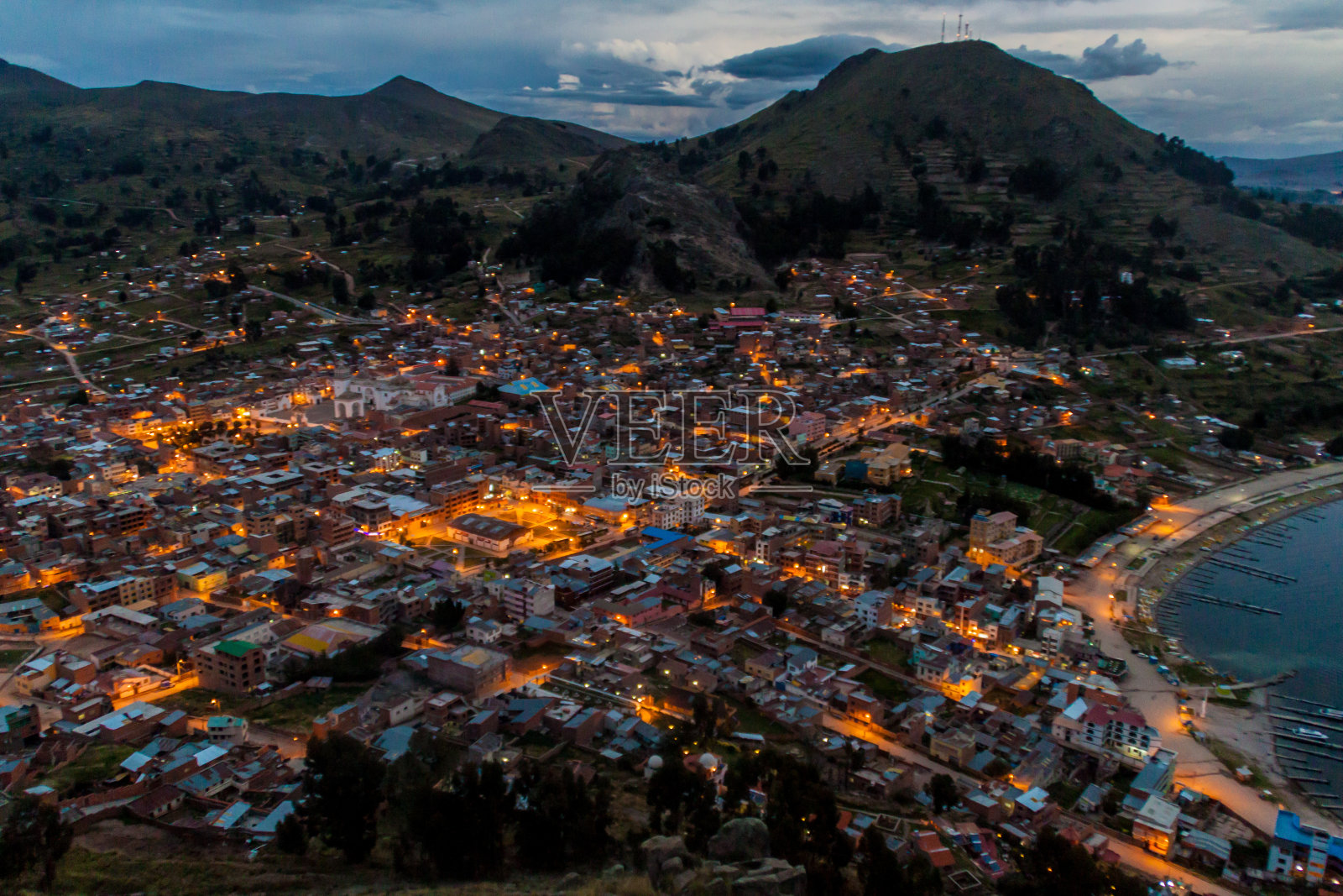 玻利维亚的喀喀湖沿岸科帕卡巴纳镇的傍晚鸟瞰图照片摄影图片