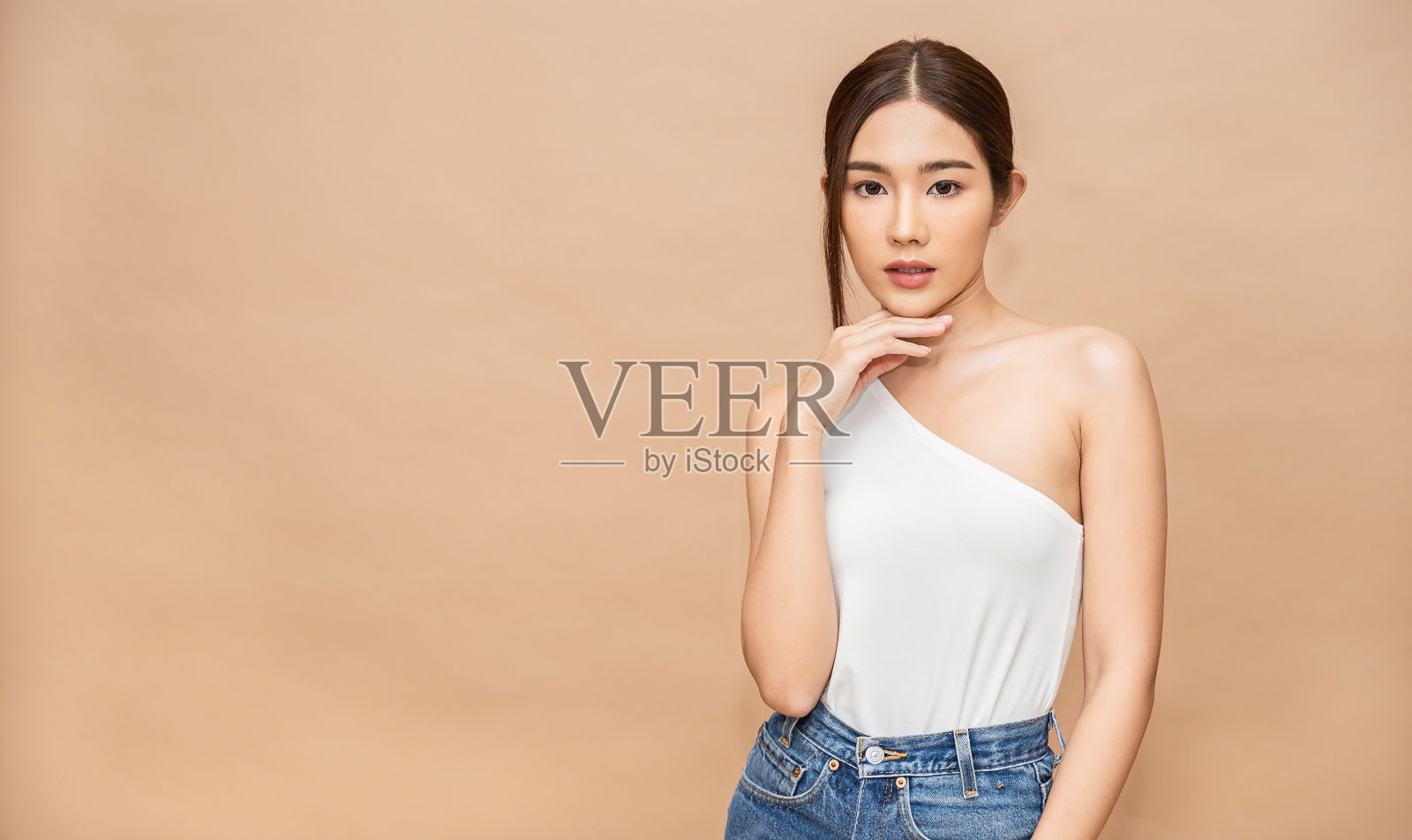 年轻美丽性感的亚洲韩国女人的肖像苗条的身体。孤立的脸时尚的亚洲女孩看。日本人化妆，韩国人容光焕发，美女邻家。照片摄影图片