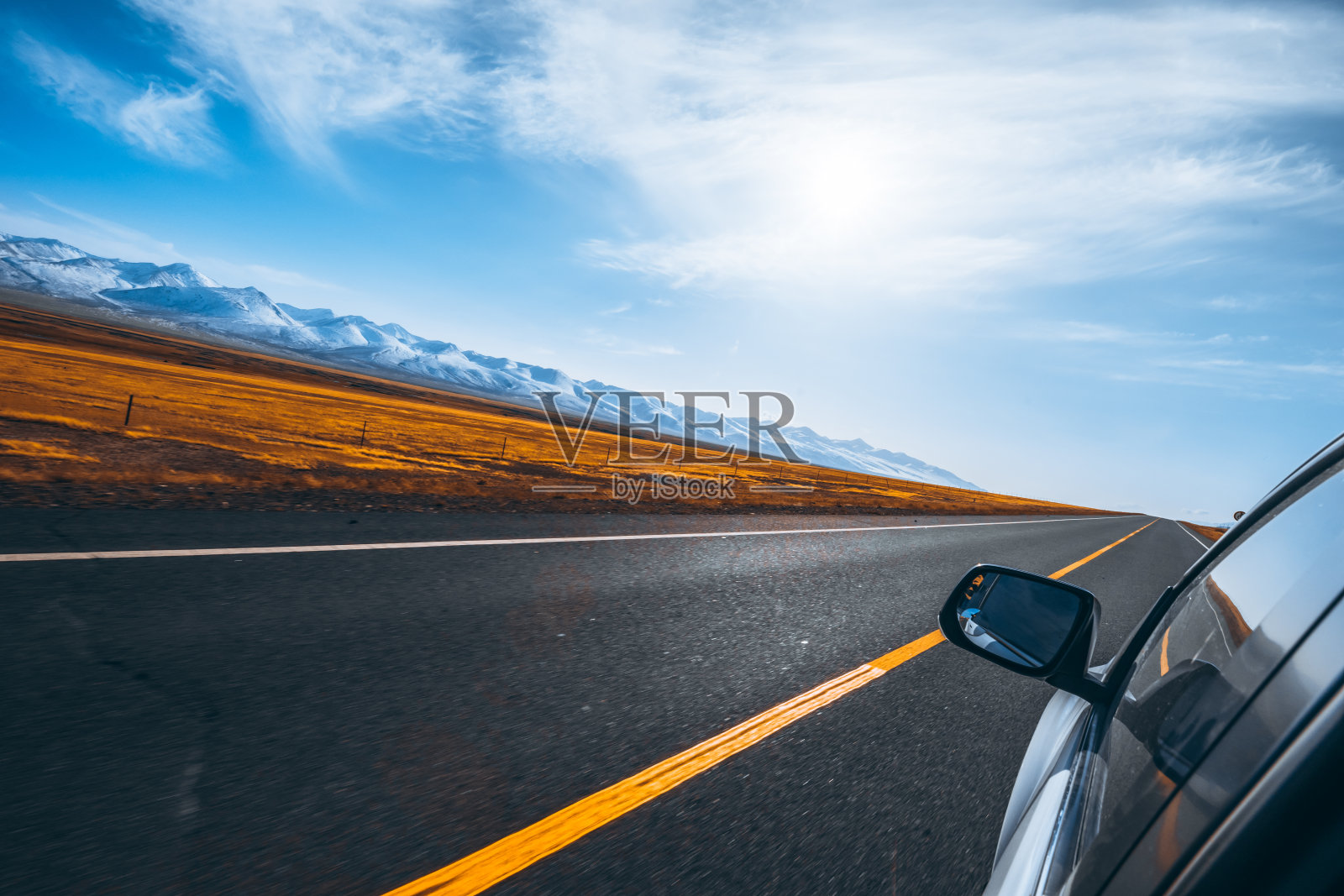 行驶在新疆风景名胜区的道路上照片摄影图片