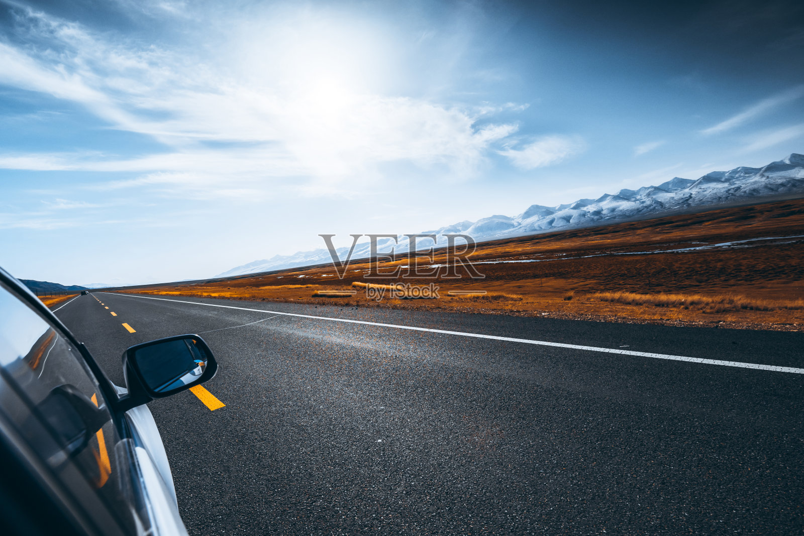 行驶在新疆风景名胜区的道路上照片摄影图片