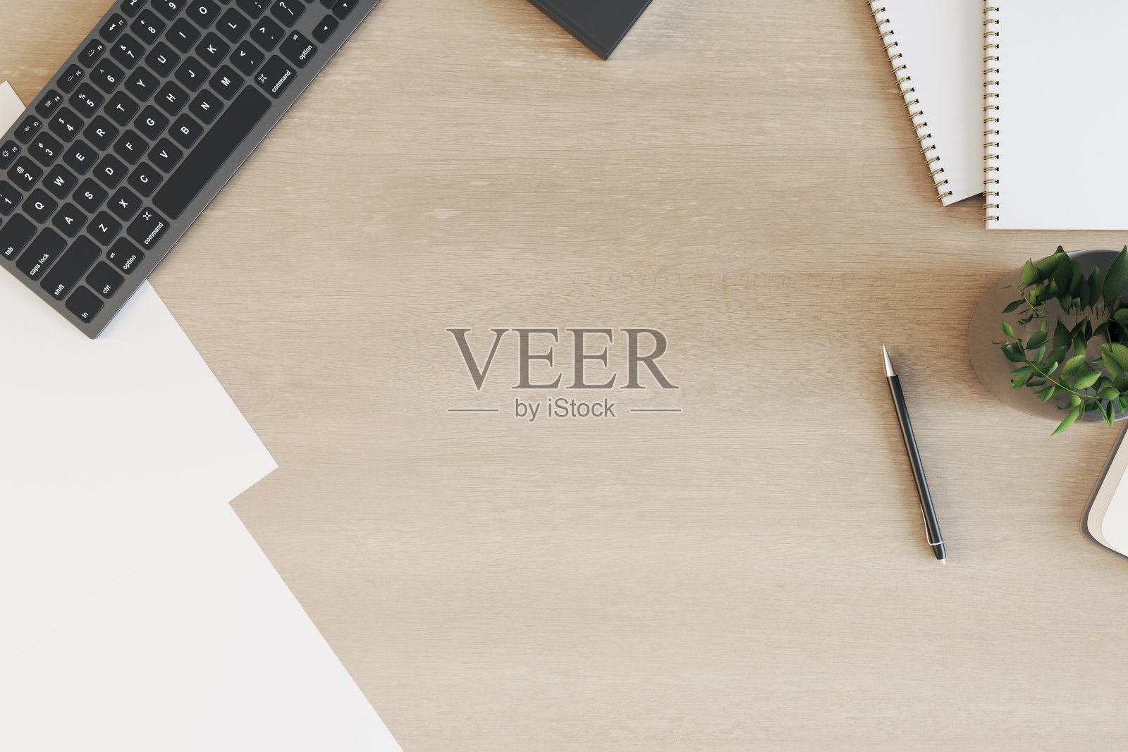 黑色键盘和花瓶里的绿色植物在现代工作场所的空白木质表面上。3D渲染，模拟照片摄影图片