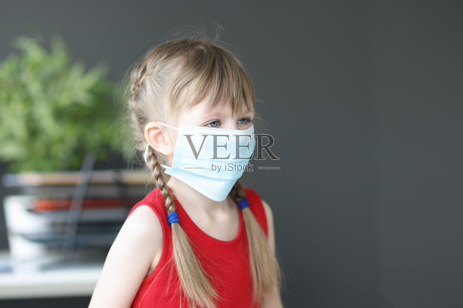 一个戴医用防护面具的小女孩的肖像照片摄影图片