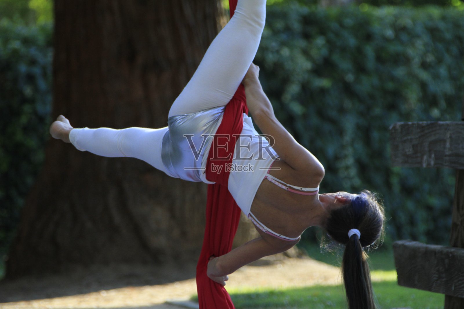 在公园里表演杂技照片摄影图片