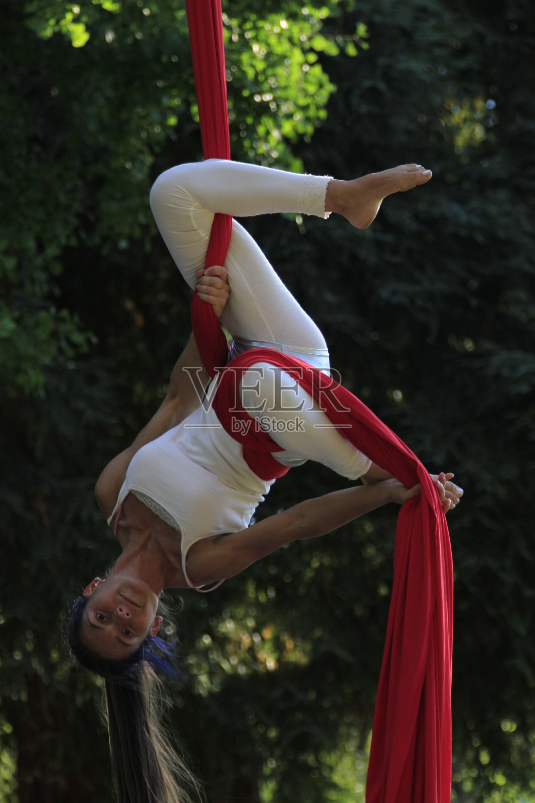 在公园里表演杂技照片摄影图片