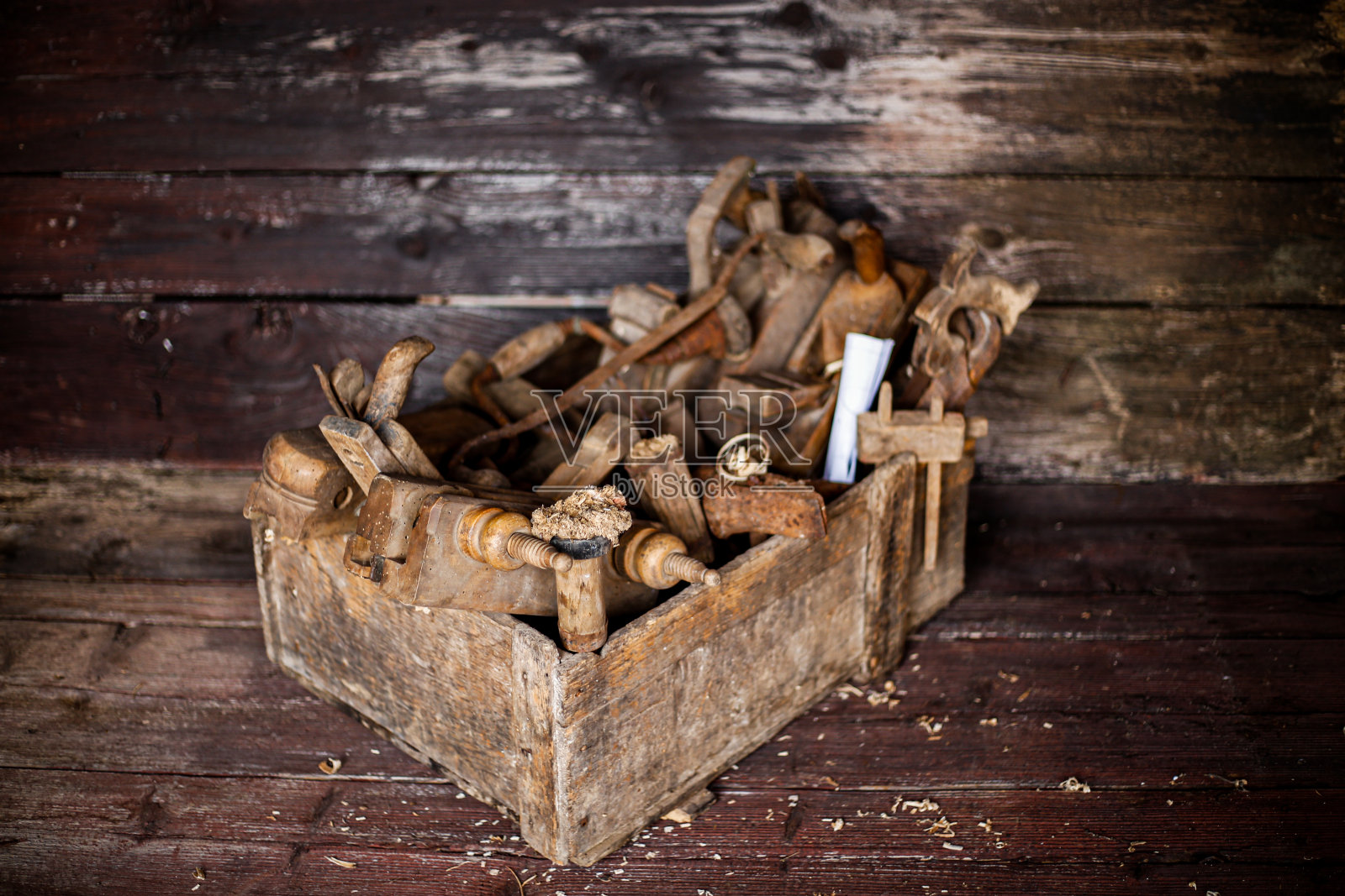 木质背景桌子上的旧工具箱照片摄影图片