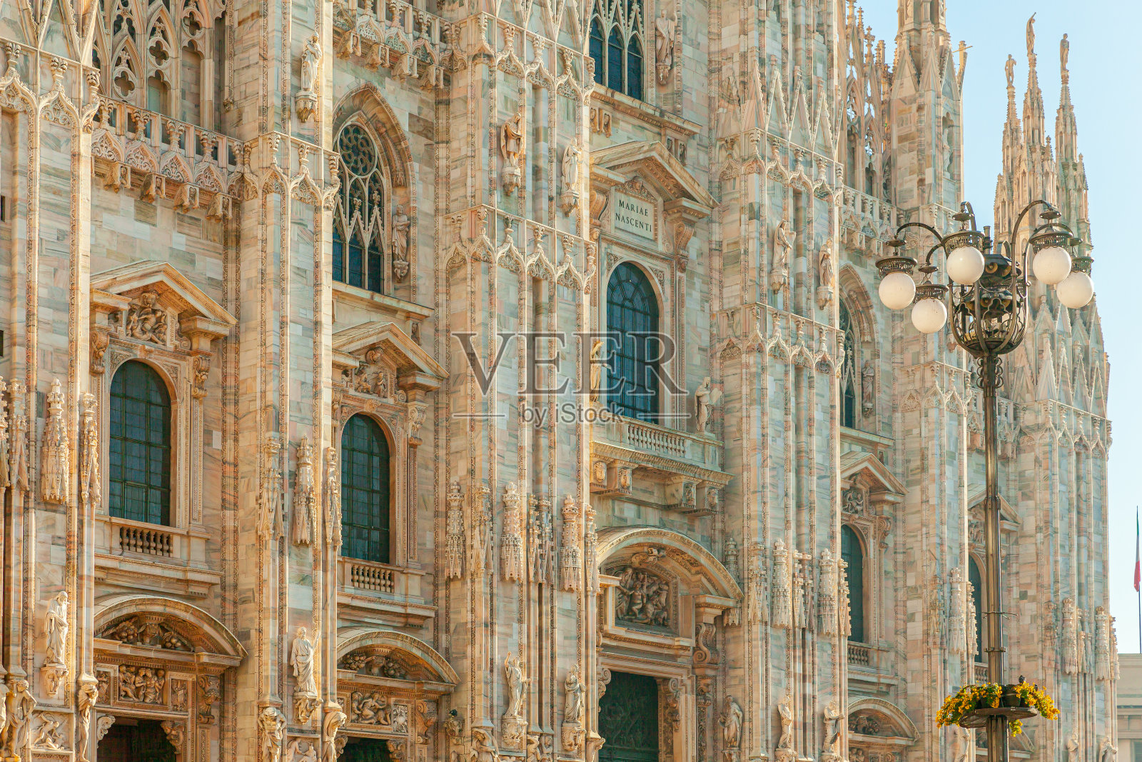 著名的教堂米兰大教堂，哥特式尖塔和白色大理石雕像。意大利伦巴迪亚米兰广场上的顶级旅游景点。老哥特式建筑和艺术的广角视图照片摄影图片