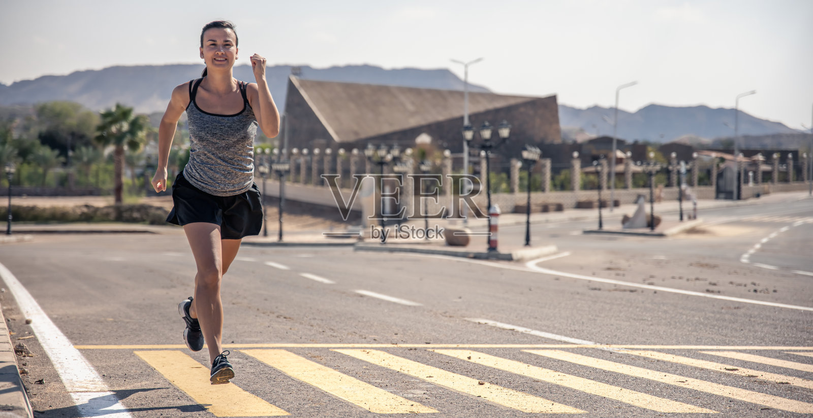 在热带高地炎热的早晨慢跑的年轻女人照片摄影图片