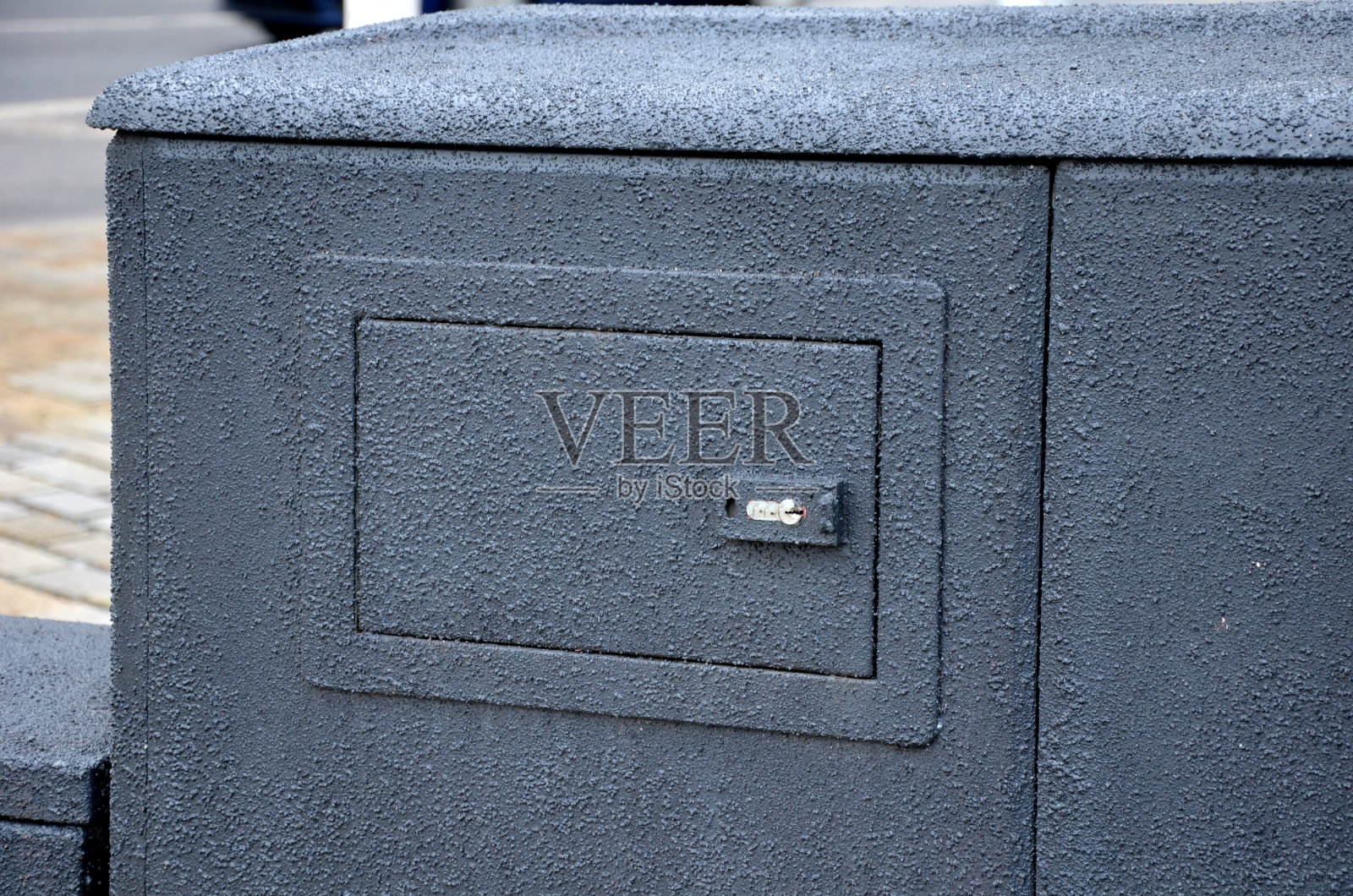 结构漆白色，反对在城市空间的杆子上张贴贴纸和非法广告。沙痕不允许任何海报被牢固地贴在上面。没有广告和破坏行为，这座城市很容易被占领照片摄影图片