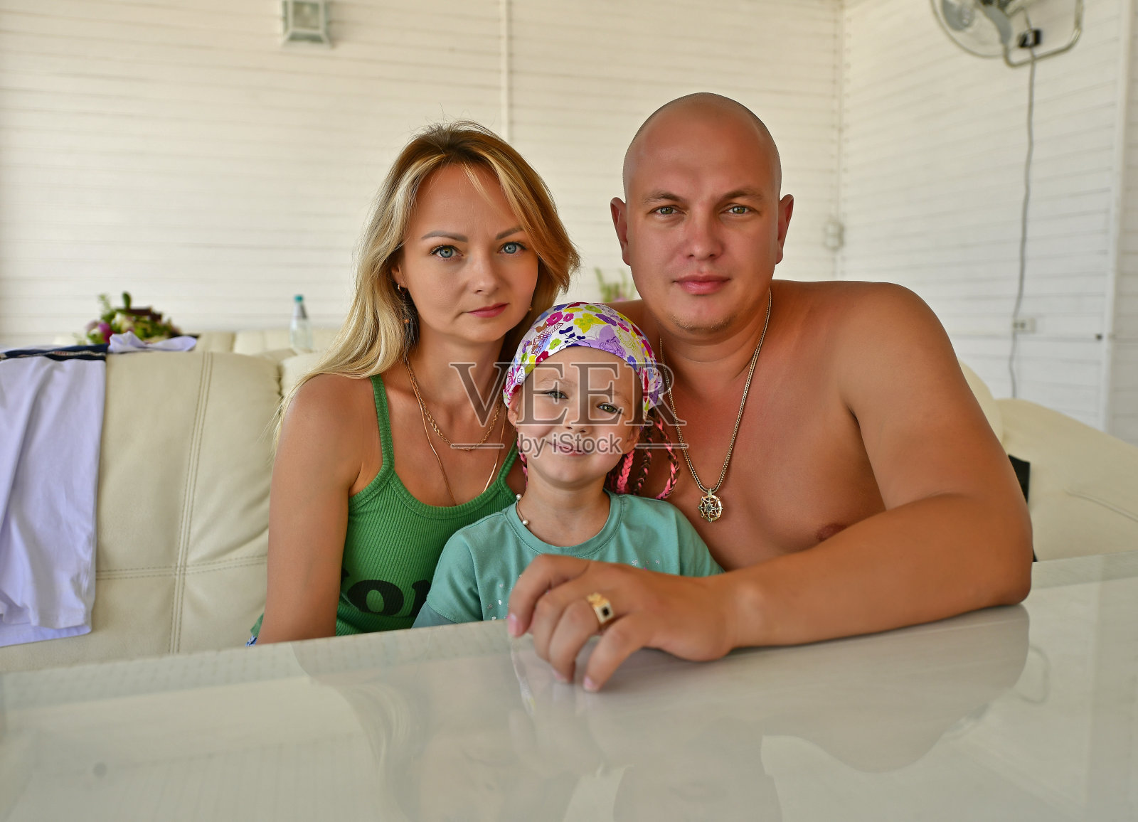 一个年轻的家庭正在海岸上休息。照片摄影图片