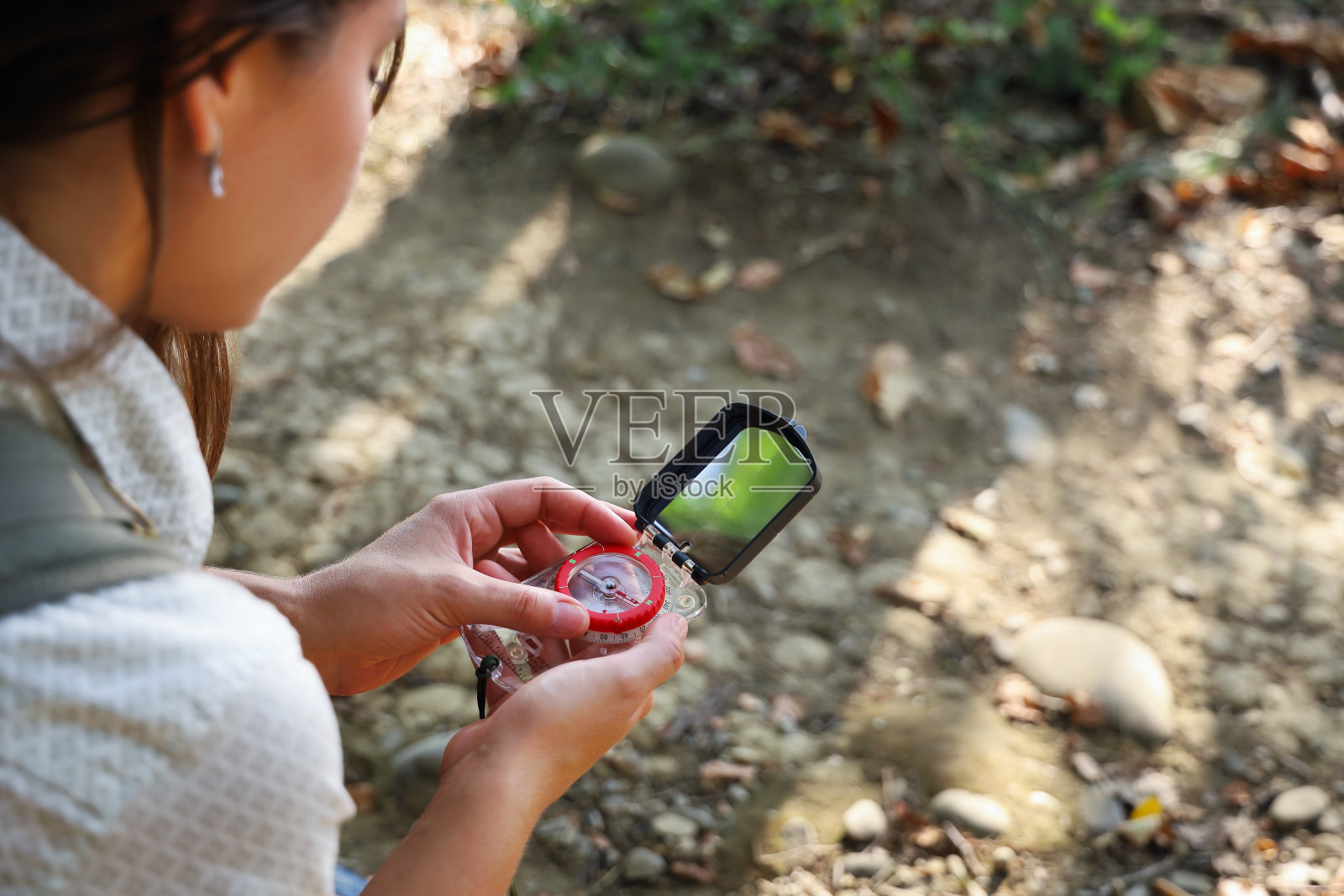 有选择地集中于罗盘在女游客手中的方位来指定运动方向照片摄影图片