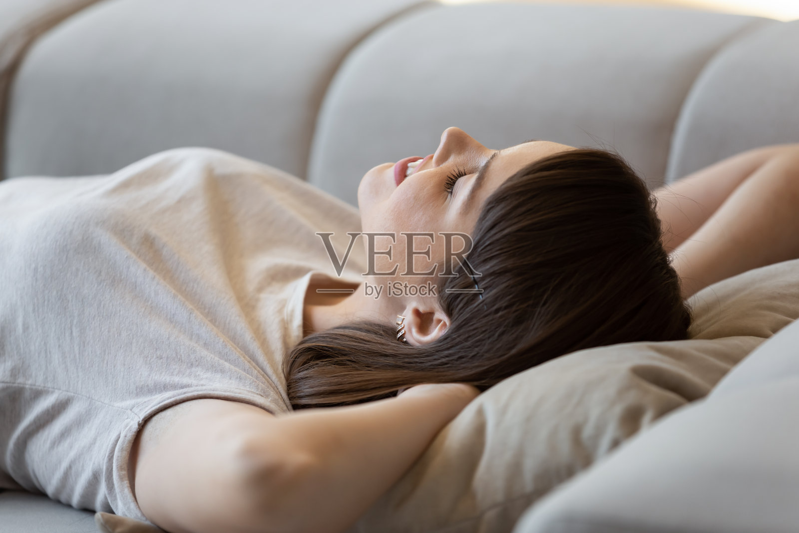 闭上安详的少女睡觉，享受闲暇时光照片摄影图片