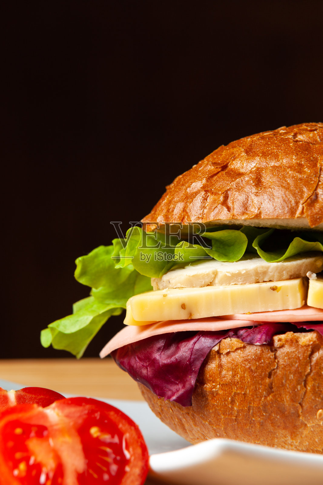 含生菜和煮鸡肉的健康零食，适合节食人群的饮食三明治照片摄影图片