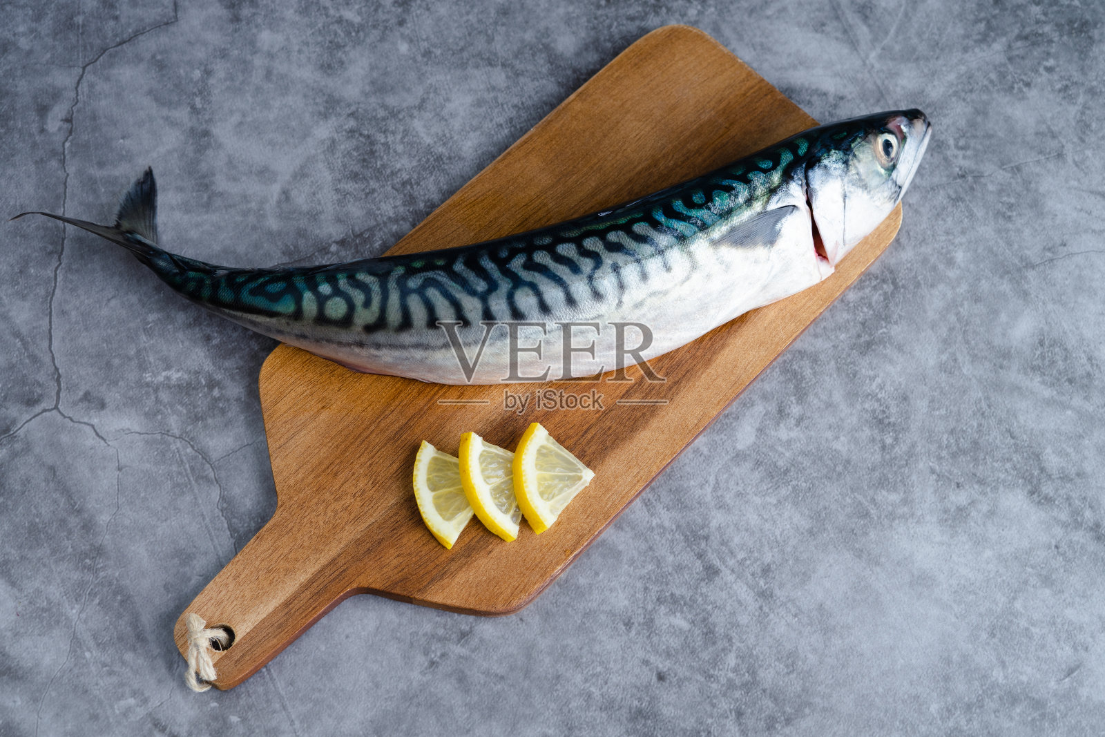 大理石背景上的木制背景上的鲭鱼。副本的空间。照片摄影图片