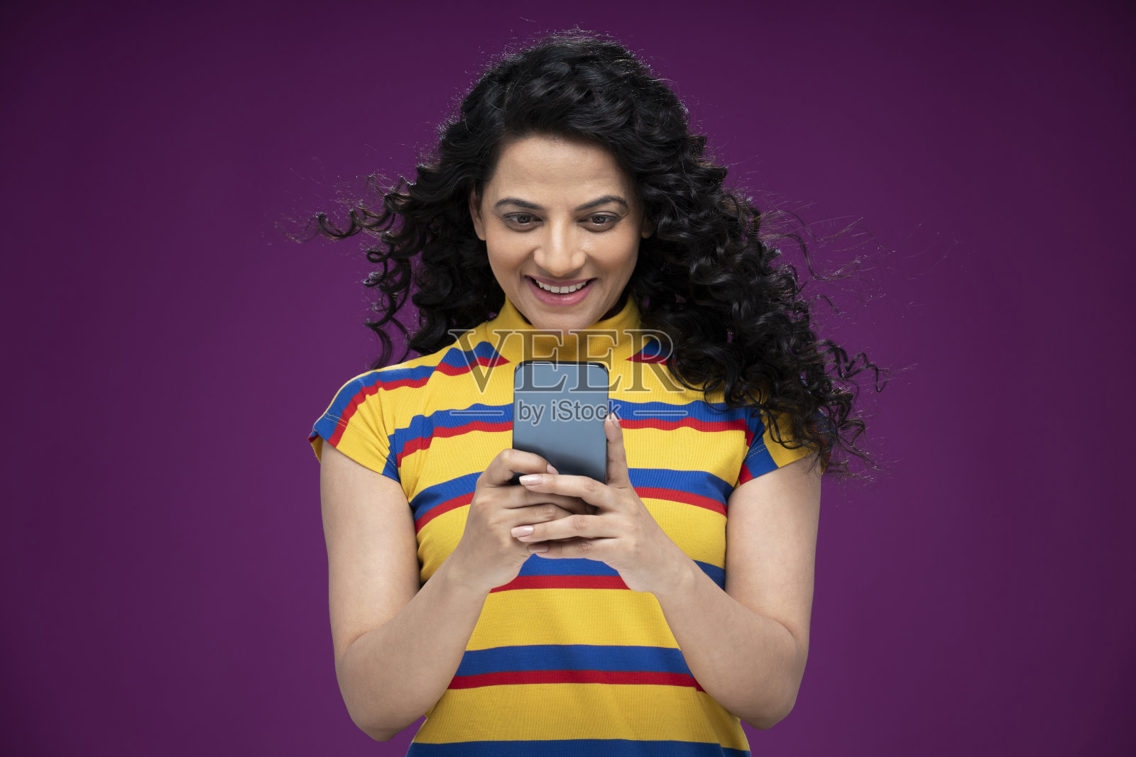 一个年轻女子站在孤立的紫色背景:-库存照片照片摄影图片