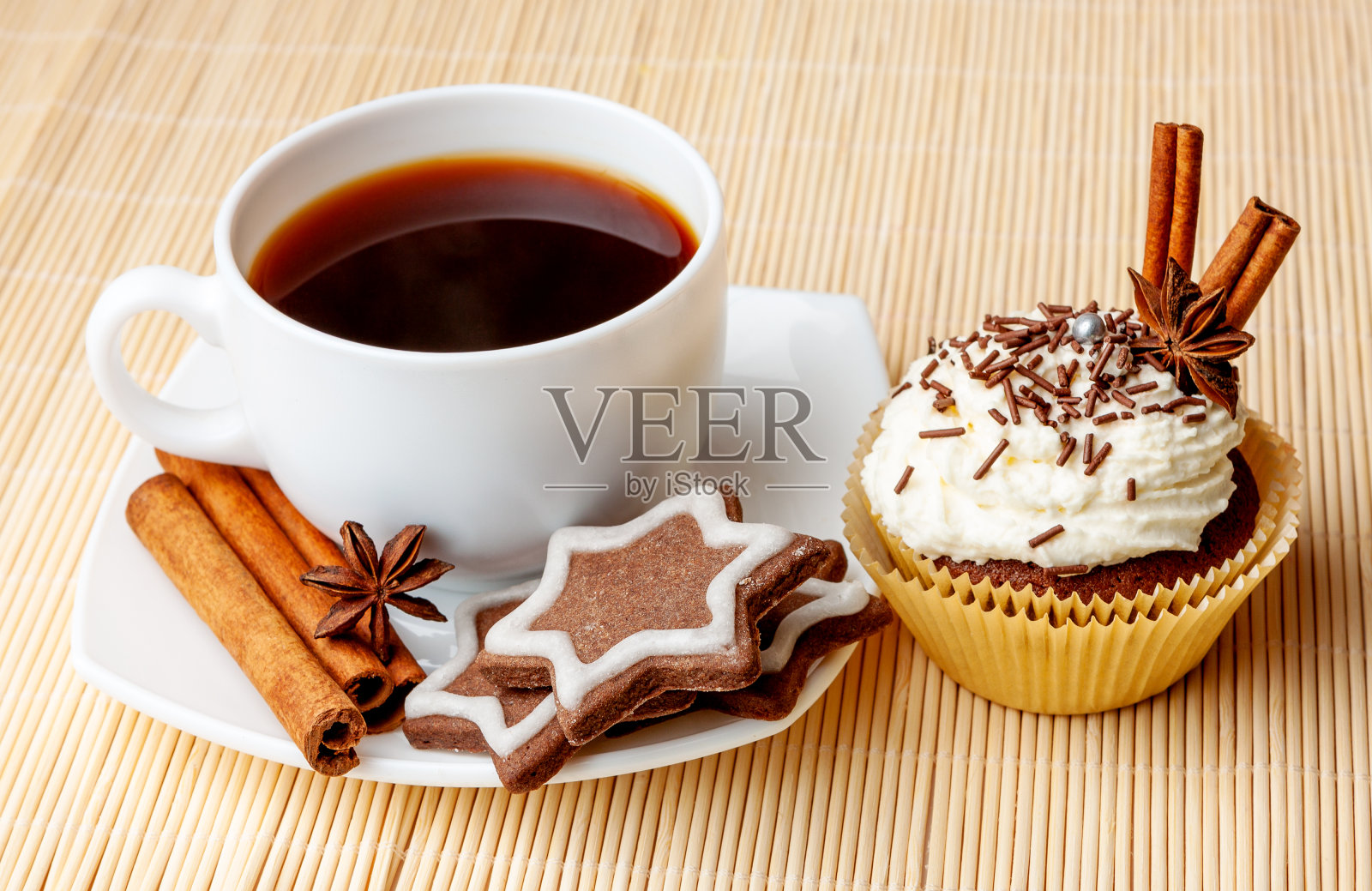 一杯黑咖啡和甜点冰饼干和香草纸杯蛋糕照片摄影图片