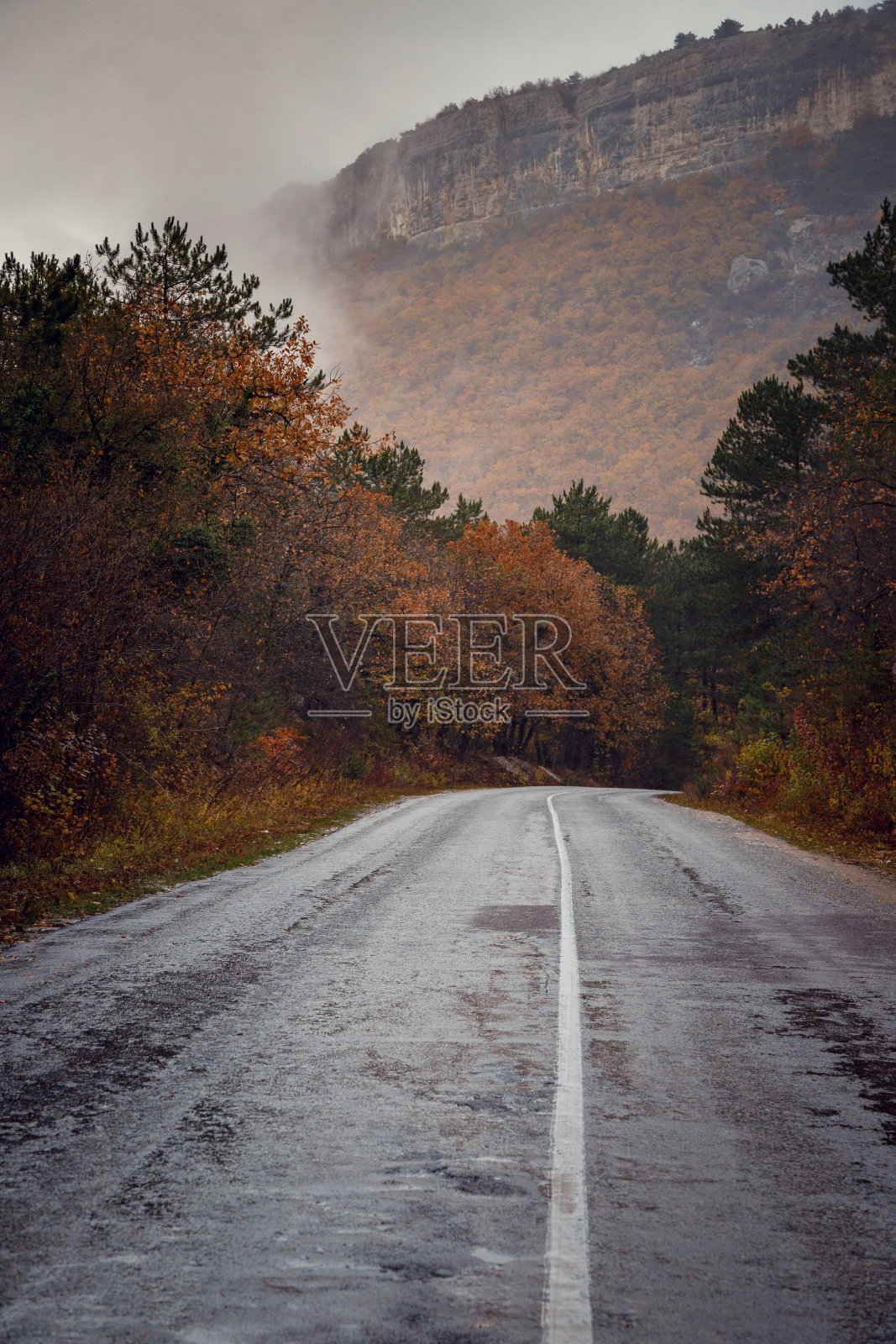 美丽多彩的弯弯曲曲的秋路在克里米亚，乌克兰的山区照片摄影图片