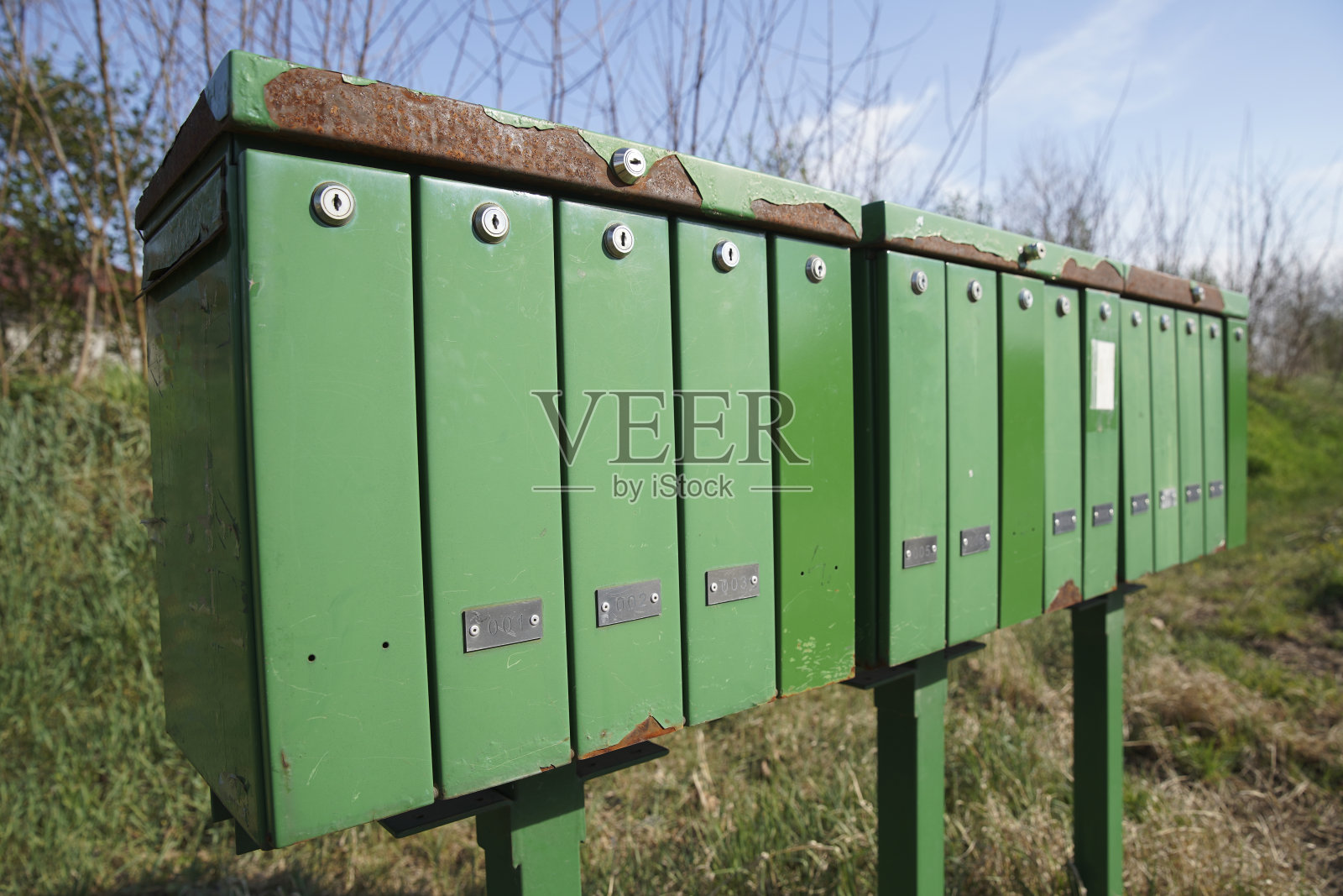 绿色的邮箱在路上排着队。欧洲匈牙利照片摄影图片